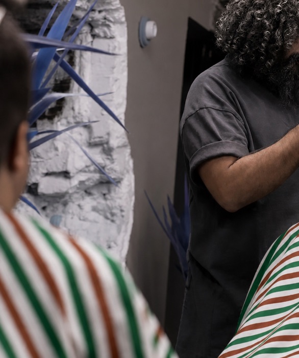 Barber knipt het haar van een klant