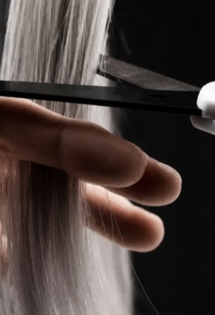 Detail van haar dat wordt geknipt