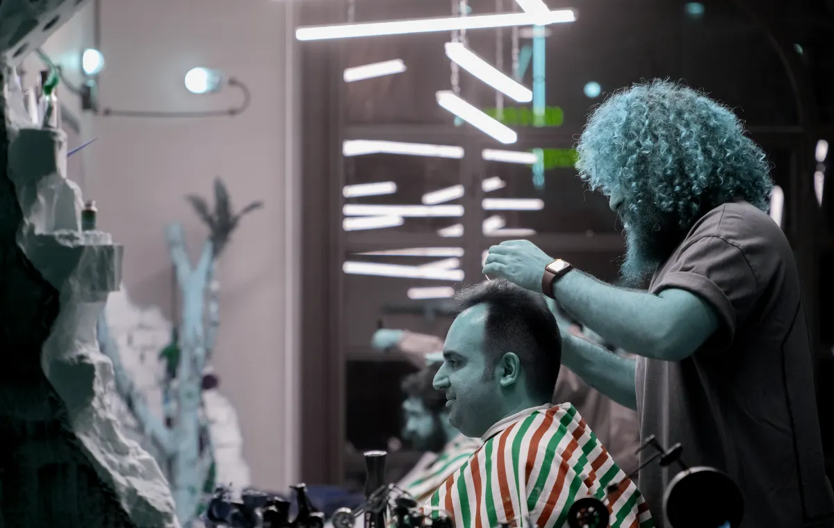Kapper aan het werk in een salon